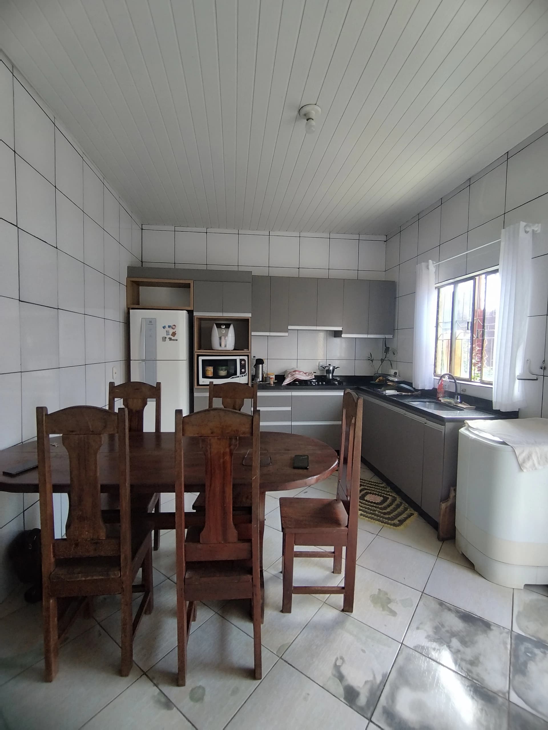 Casa com três quartos e energia solar na rua Aruba 